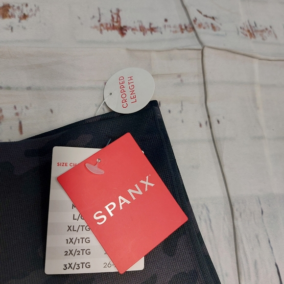 SPANX cropped black camo lamn leggings - Picture 4 of 5